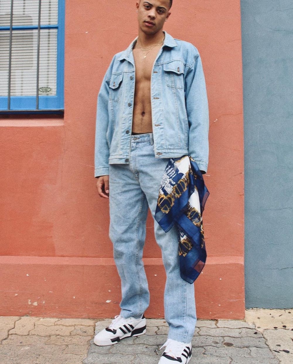 牛仔套裝展現精實身材