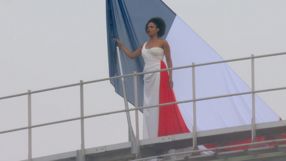 阿克塞爾·聖西雷爾在大皇宮的屋頂上演奏了充滿力量的新版法國國歌