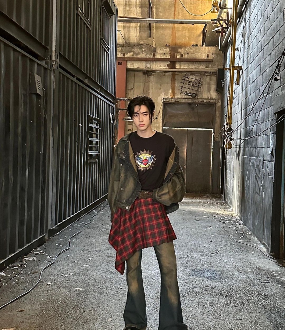 用紅色格紋展現龐克帥氣