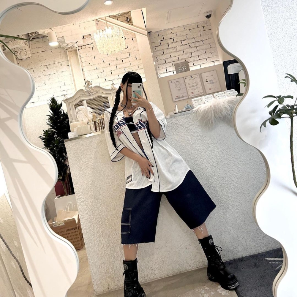 率性休閒的Jorts搭配今年同樣流行的波衣也很有復古俏皮感