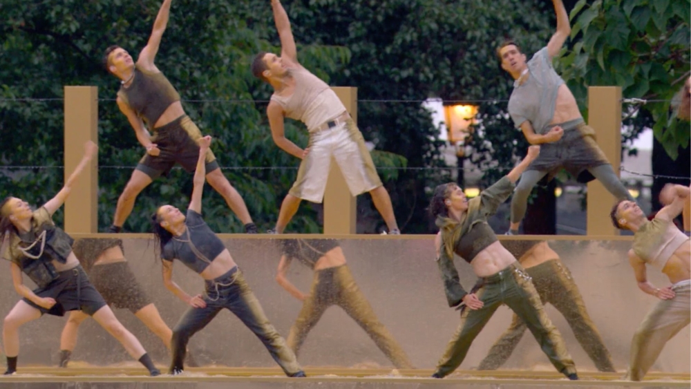 500 名舞者在巴黎聖母院和巴黎市政廳周圍表演