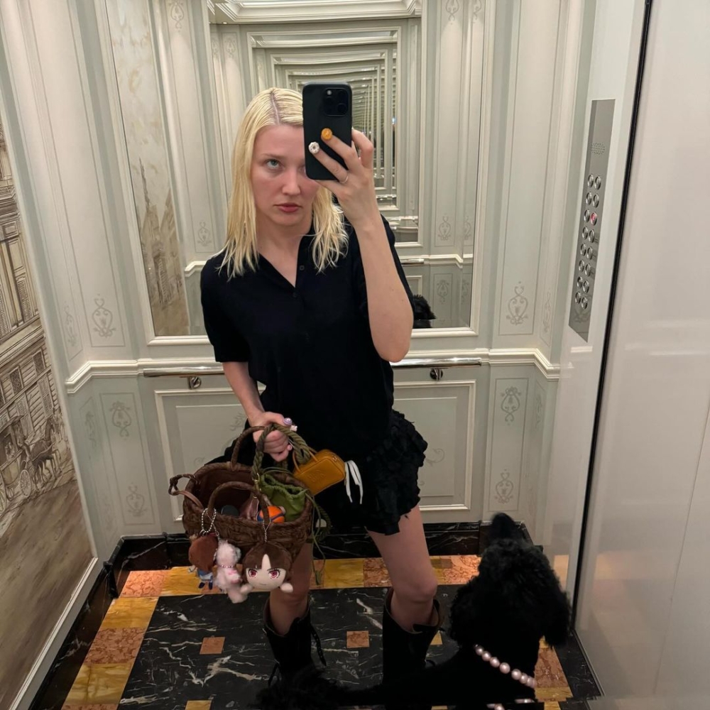 Miu Miu於2021年邀請怪誕造型師Lotta Volkova合作