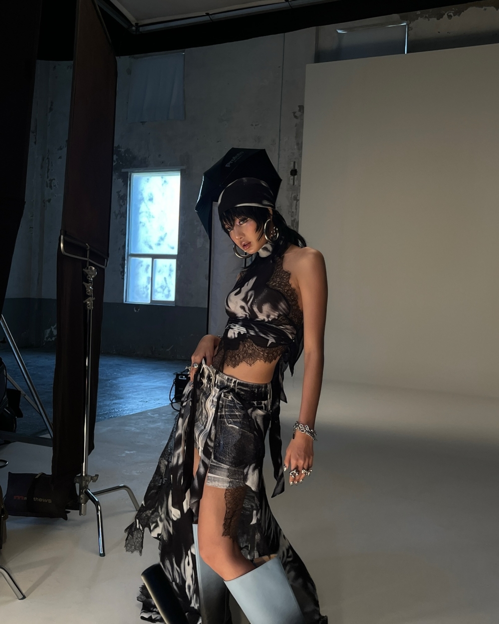 Lisa新歌《Rockstar》MV造型大走前衛的Y3K風格