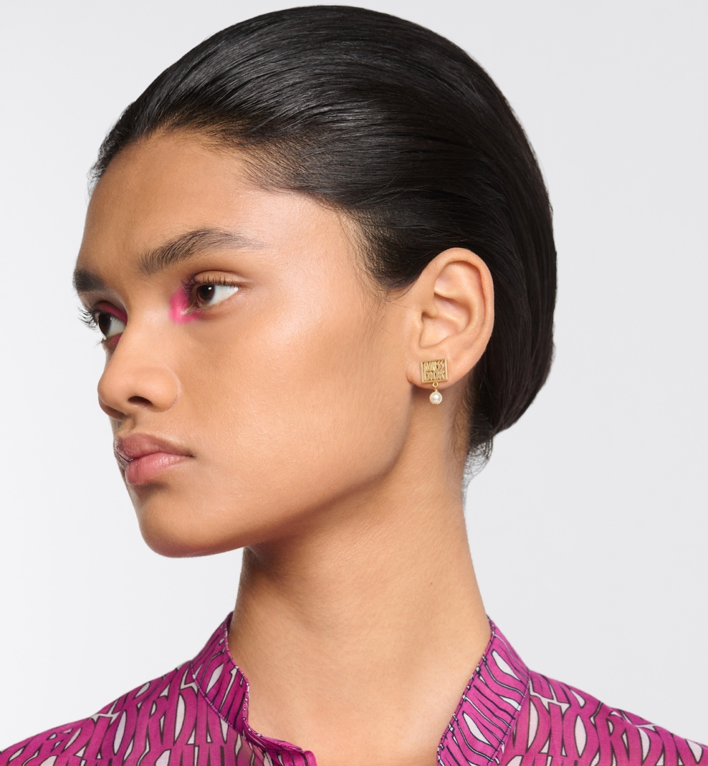 模特兒演繹Miss Dior Earrings。