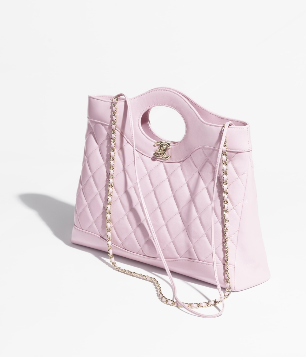 SHOPPING BAG以閃亮的小羊皮和金色金屬打造而成。