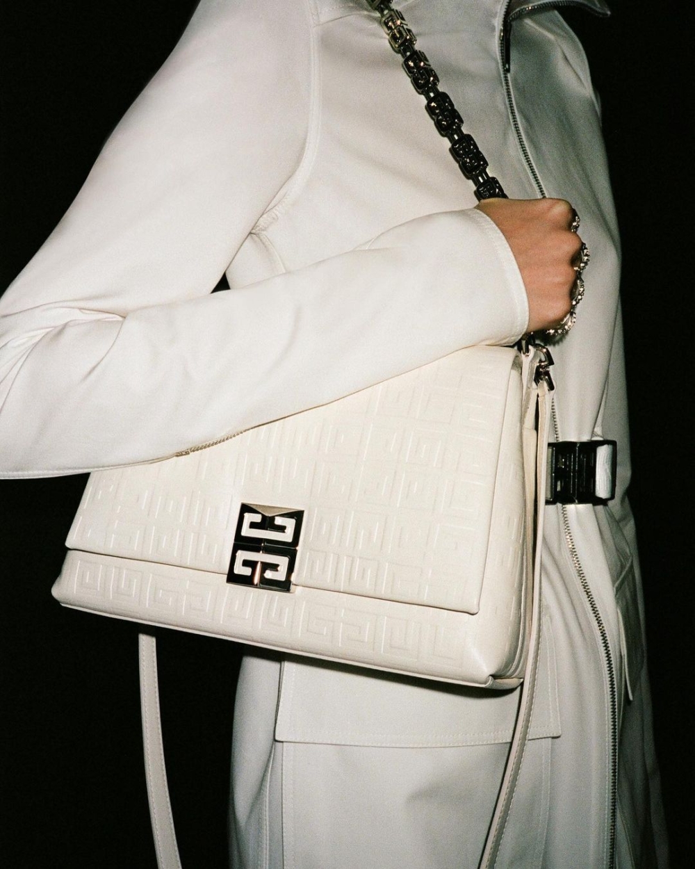 現在的Givenchy像是一顆燙手山芋