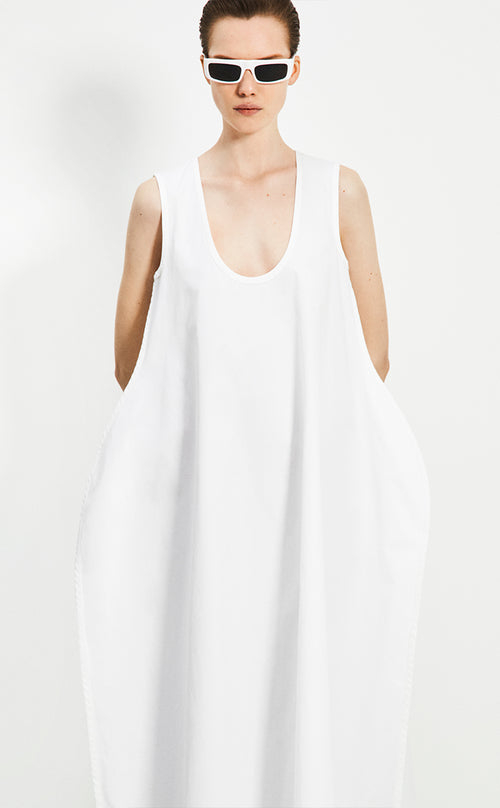 KHAITE簡約流暢的線條剪裁,在任何場合都能自信優雅