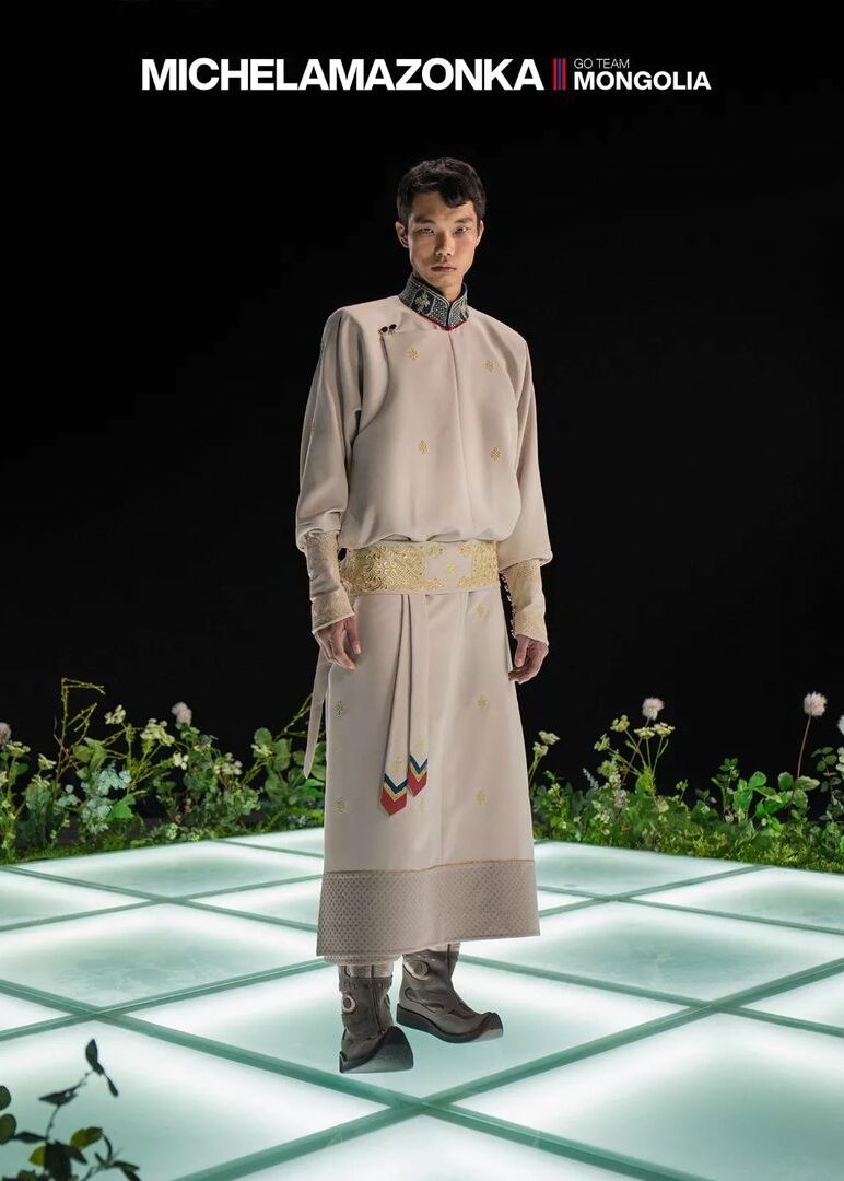 服裝的細節上能看到太陽、月亮及神話鹿元素符號