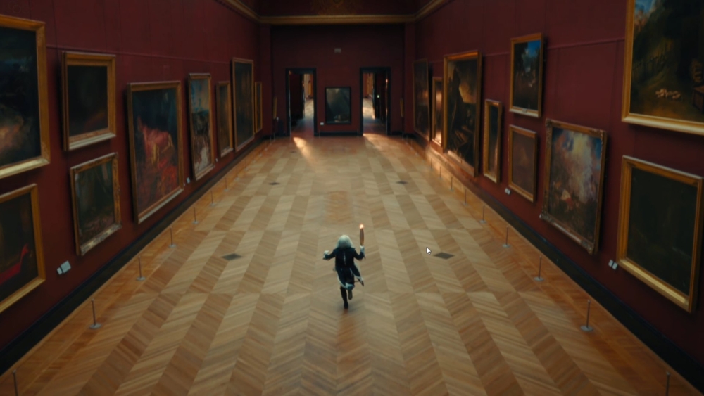 由神秘火炬手帶領觀眾穿梭在巴黎各處