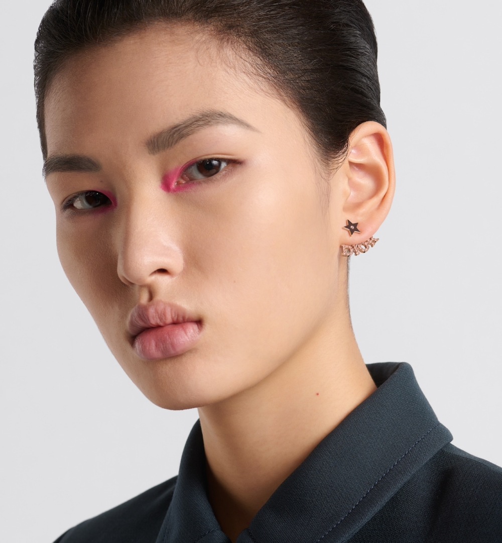 其中一邊綴以鋪鑲水晶的 Dior 標誌。