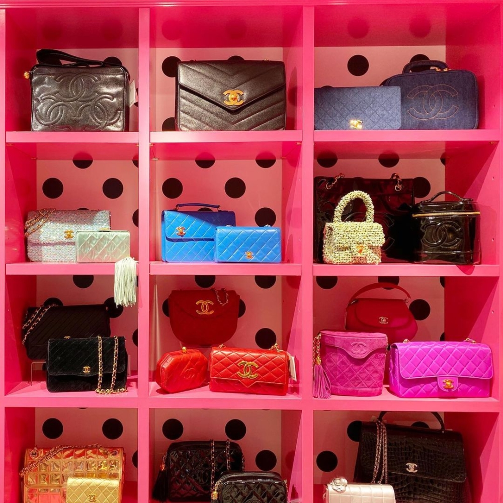 AMORE Vintage的店面最有特色的就是整面桃紅色的展示牆