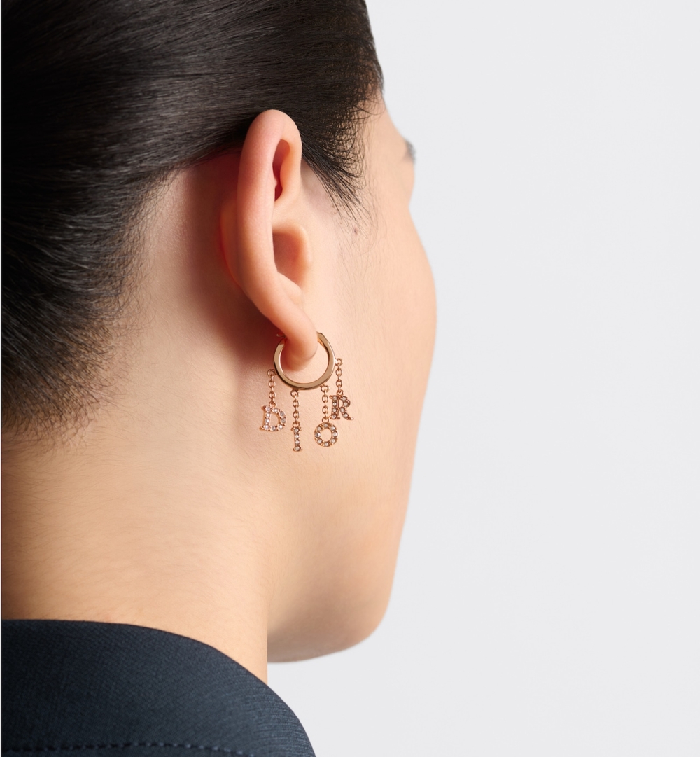 模特兒演繹Dio(r)evolution Earrings。