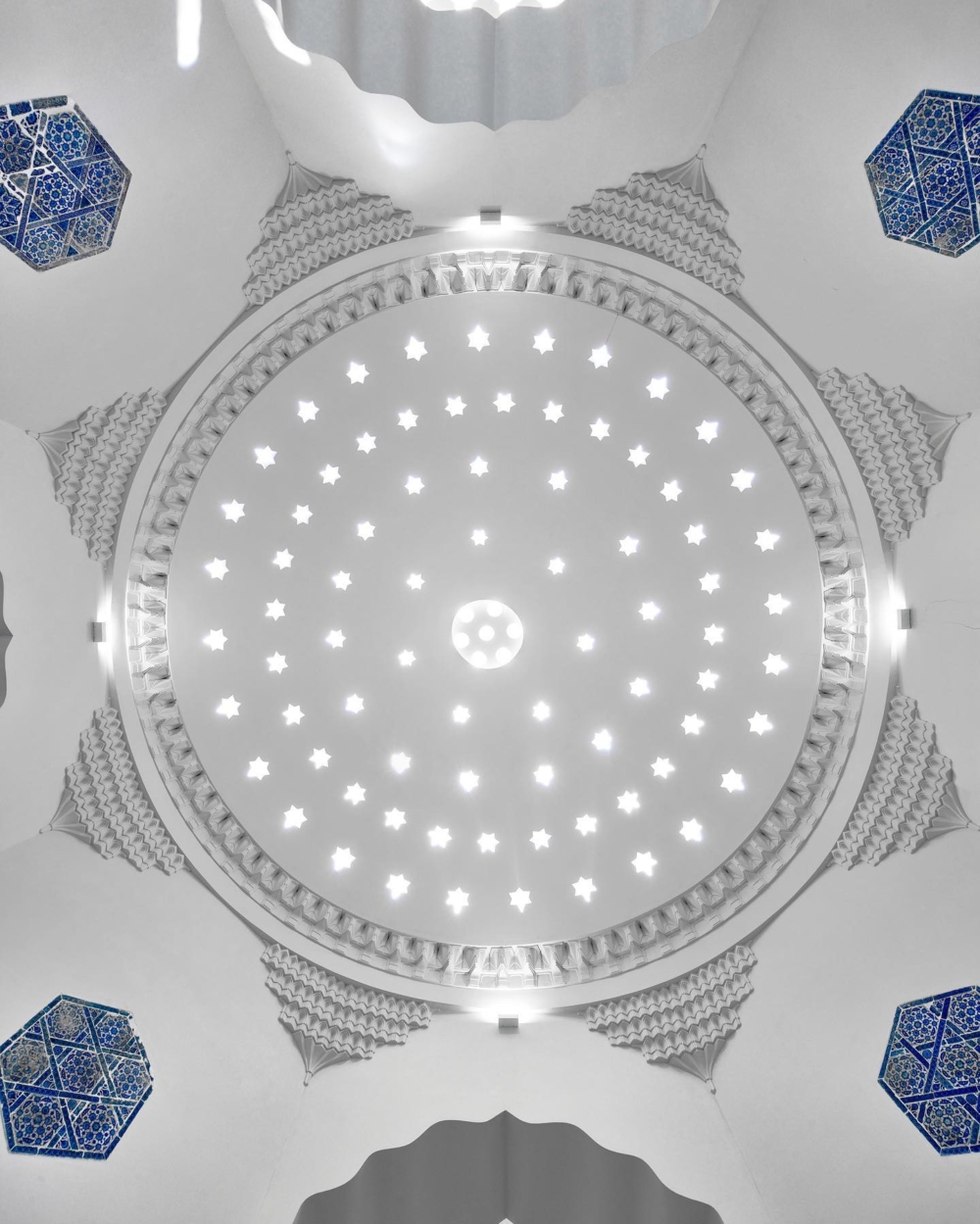 覆蓋浴室牆壁的獨特藍白色伊茲尼克瓷磚（Iznik）