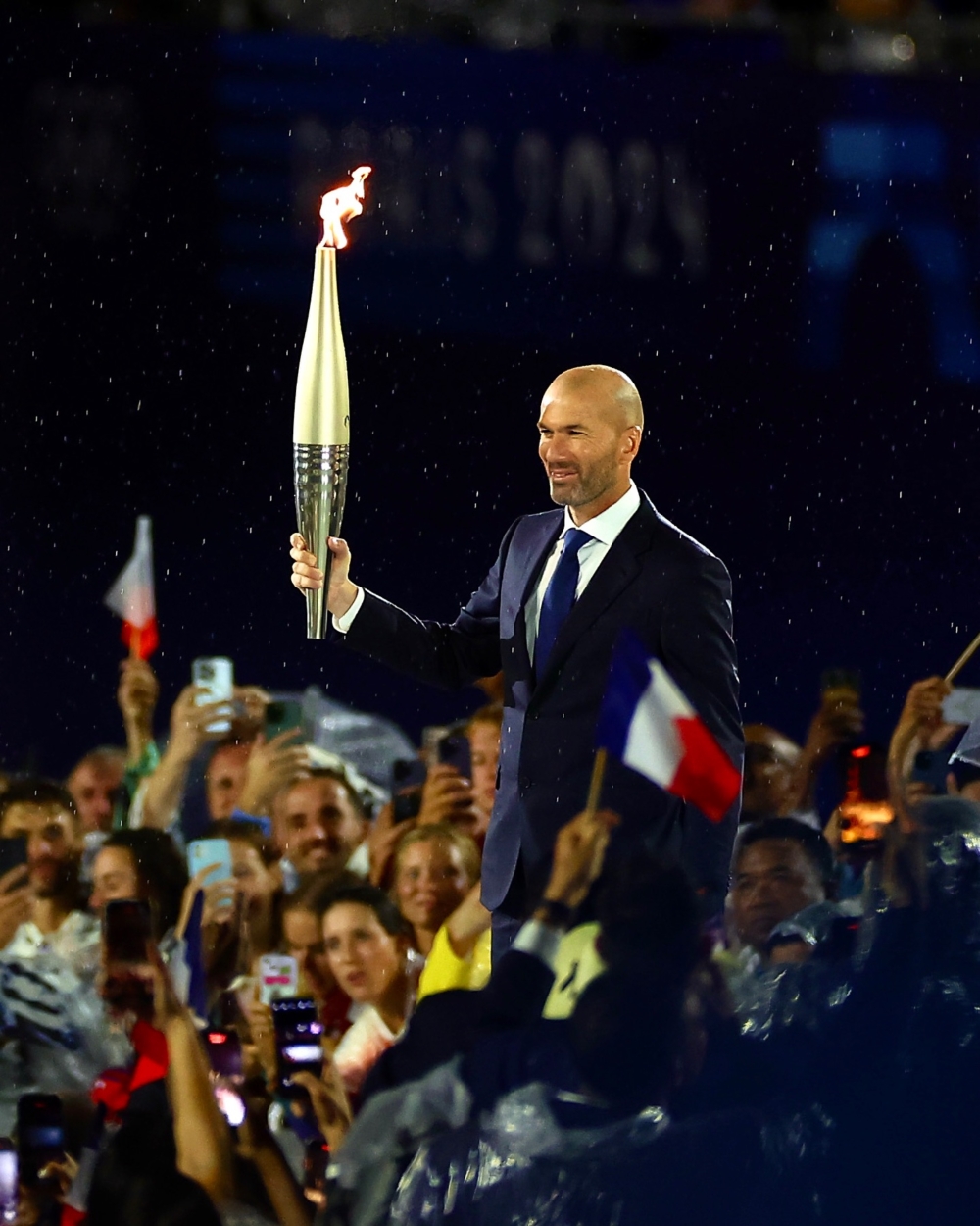 世界盃傳奇球星Zinedine Zidane傳遞奧運聖火