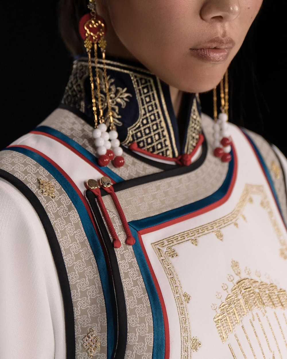 在背心上繡上了九面白旗以及鳥類刺繡象徵著和平與團結