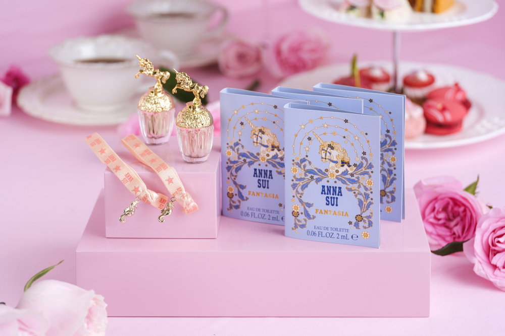 凡惠顧下午茶每位賓客可獲贈ANNA SUI Fantasia夢幻玫瑰限量禮品套裝乙份(總值HK$332)。