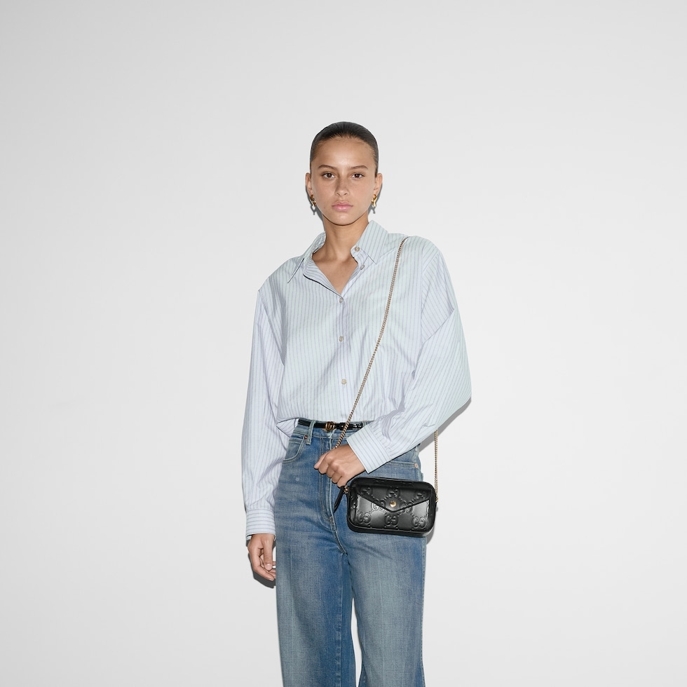 模特兒演繹GG SUPER MINI SHOULDER BAG。