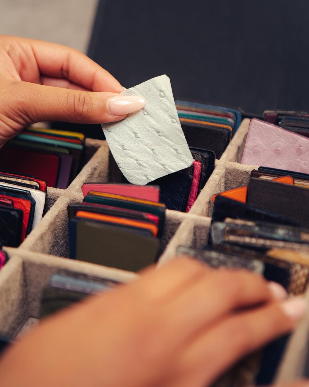 IRIS NOBLE除了小牛皮、羊皮之外，還有許多珍貴的皮革