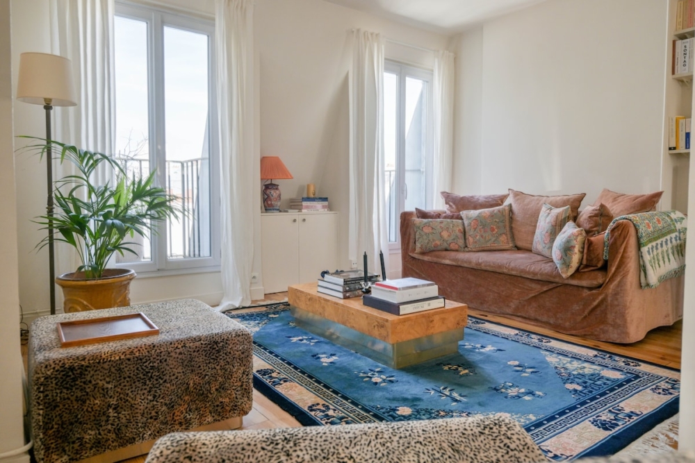 碎花布沙發、抱枕和溫暖色調的屋內共譜家的氛圍