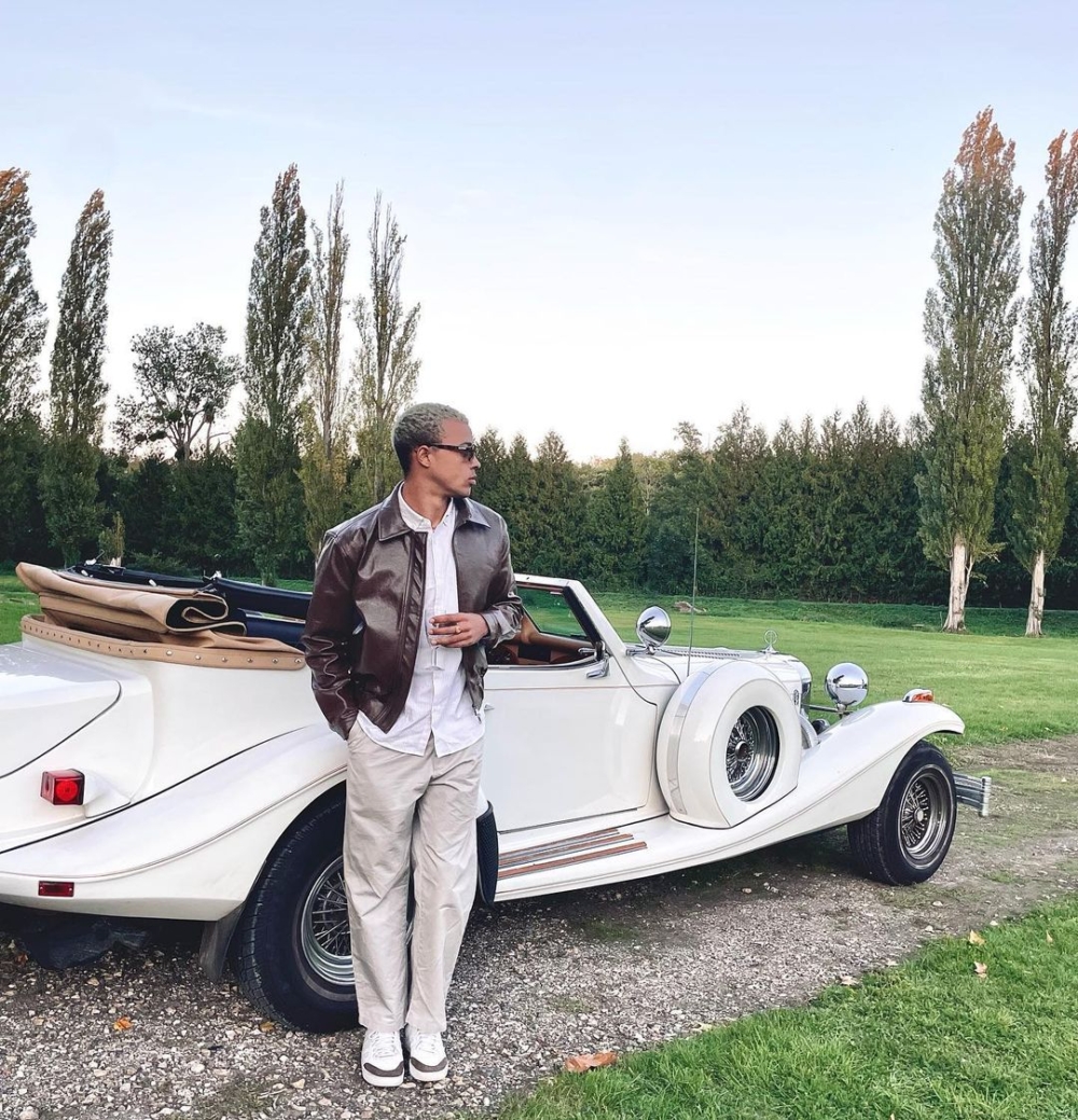 Sasha Zhoya從T恤到襯衫、西裝到牛仔套裝都能駕馭得很好