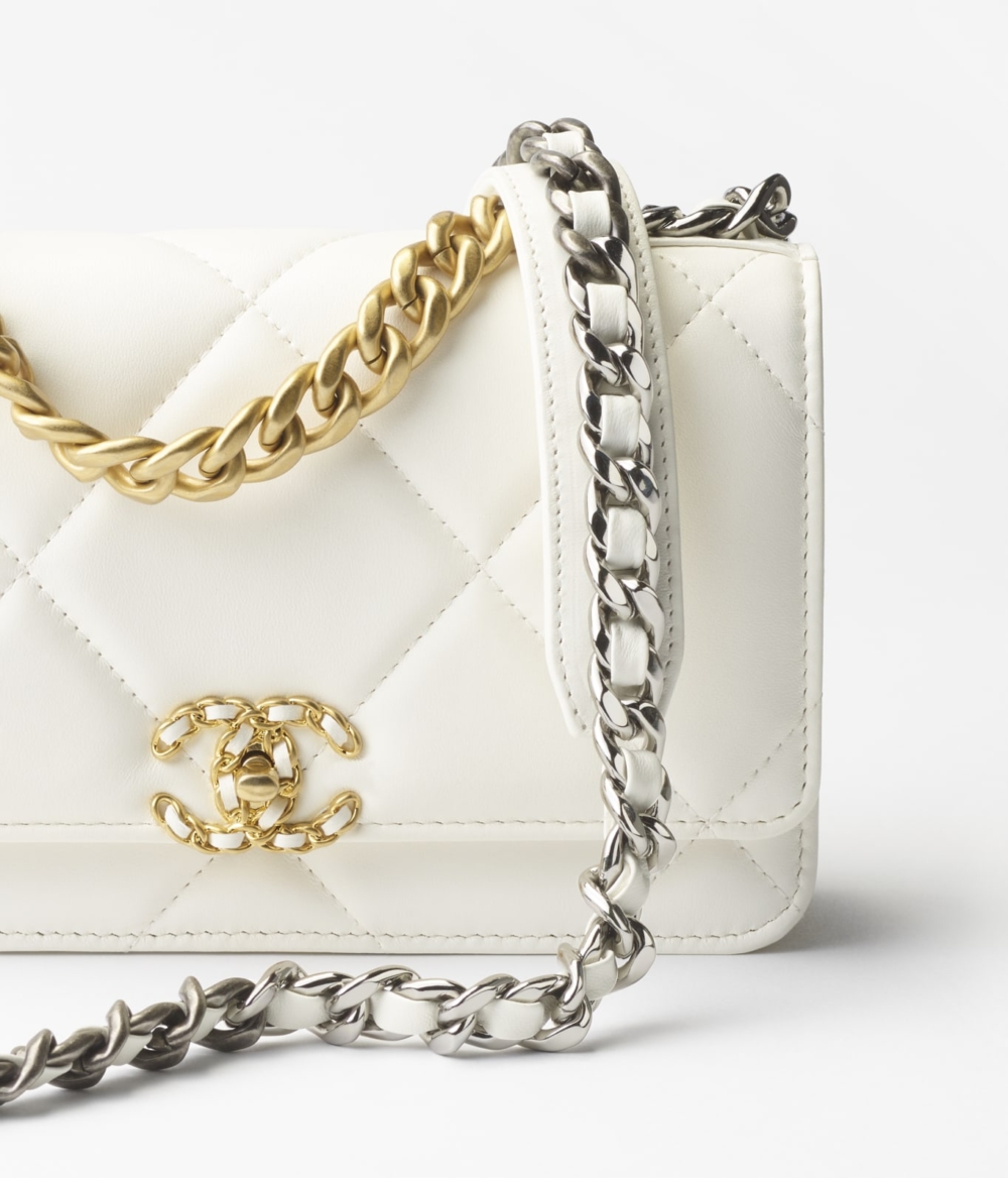 以亮面小羊皮、金色、銀色&釕色金屬製作。