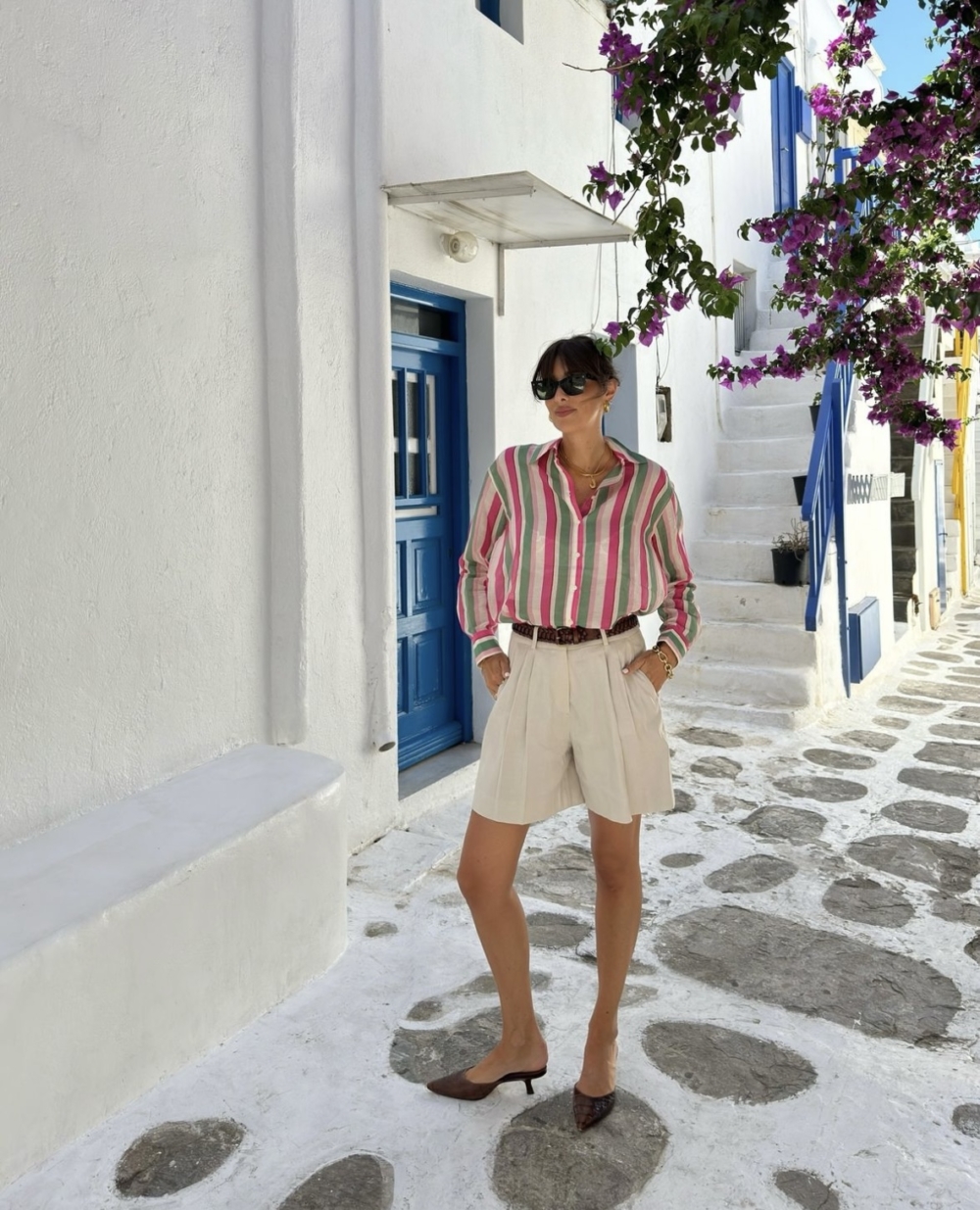 以短褲或裙子搭配襯衫的組合。