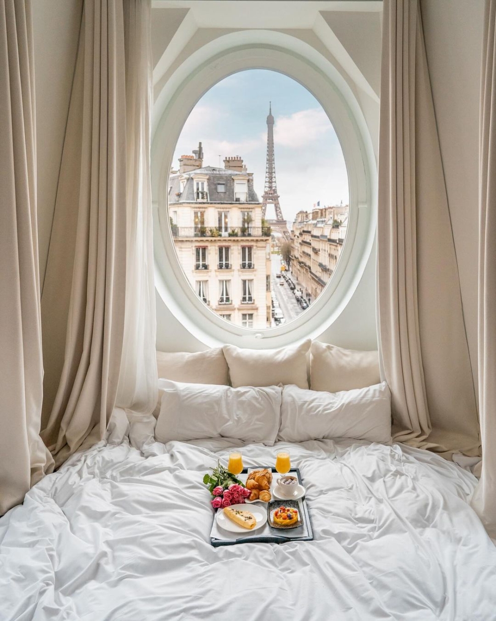 窗戶直面艾菲爾鐵塔，看過去就像一幅畫掛在牆上