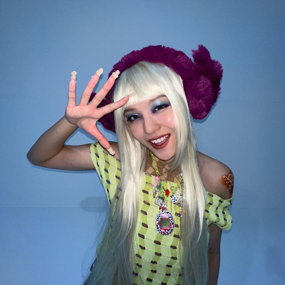 韓國女團XG形象照將電子雞項鍊戴上身