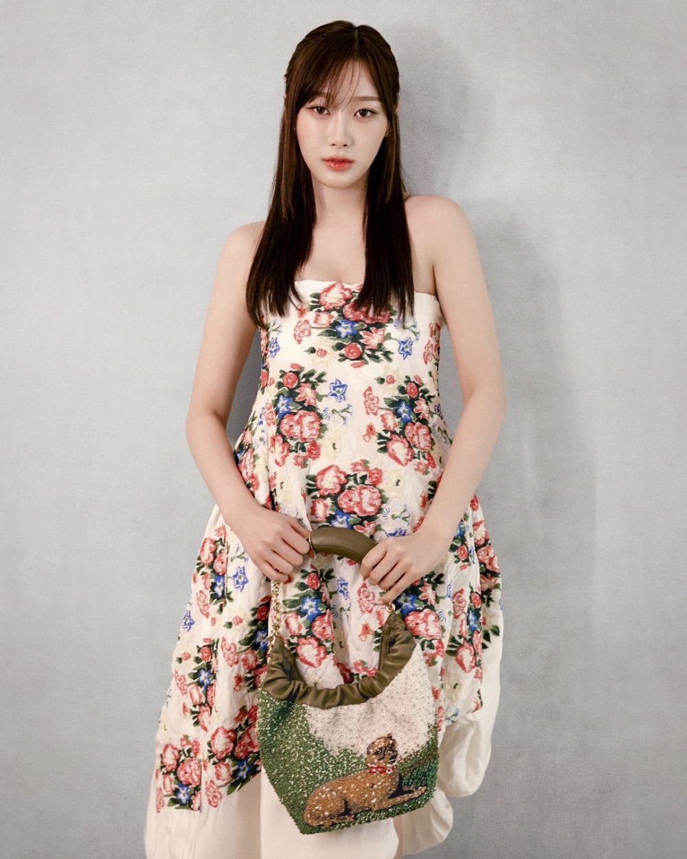 使用大量繽紛色系、編織風格,還加入的水果、動物等主題的配飾