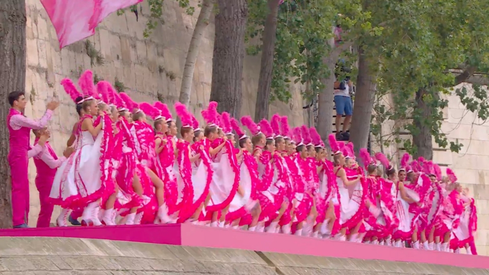 來自紅磨坊的 80 位藝術家表演