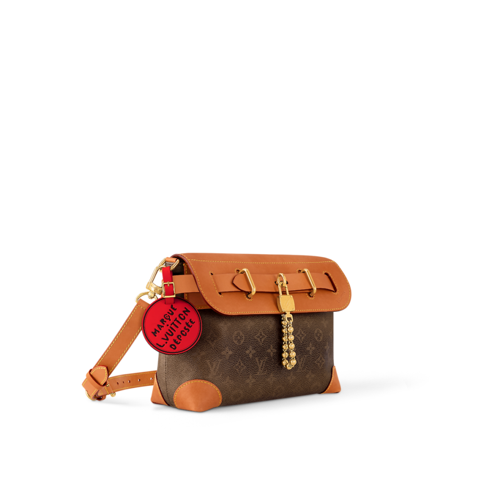 配以復古牛皮飾邊。