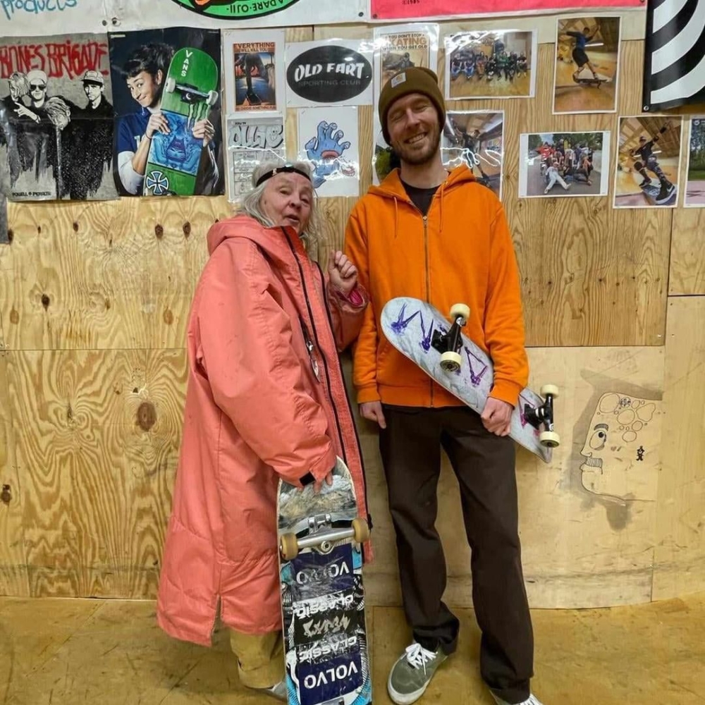 其他年輕的滑板小子也耐心的教導Lena