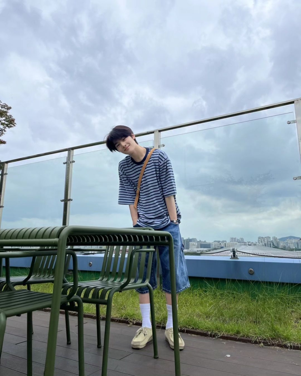 微落肩的重磅挺版T恤能很好的達到率性休閒的感覺