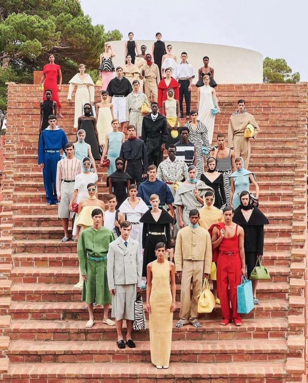 Deva Cassel和Jennie同台走Jacquemus大秀