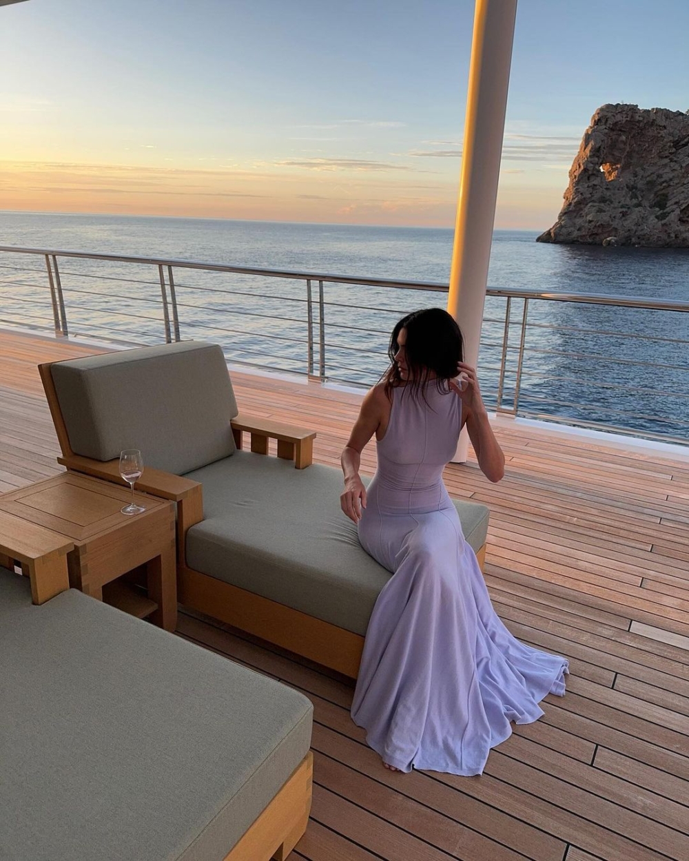 柔軟舒適加上魚尾裙擺,讓Kendall Jenner看起來更加優雅