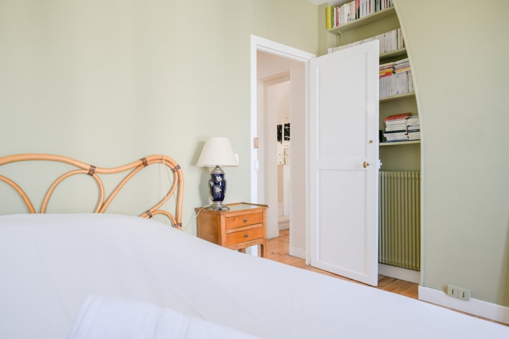 公寓每個房間都有大片窗戶和陽台