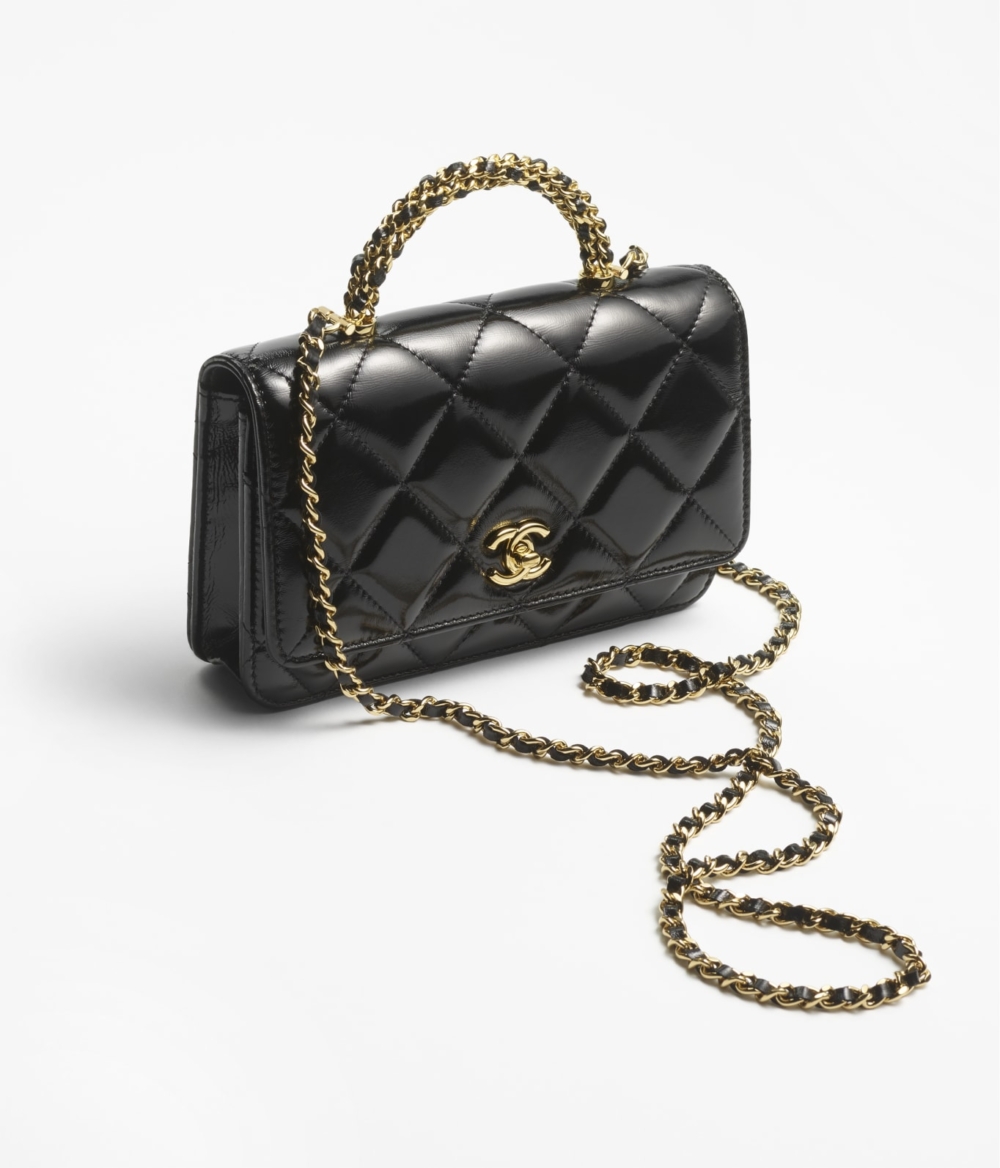 小皮件以亮面小羊皮與金色調金屬打造而成。