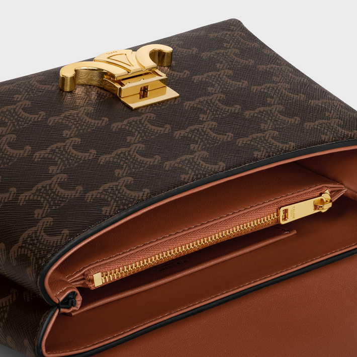 配有兩個主內格及兩個扁平內袋。