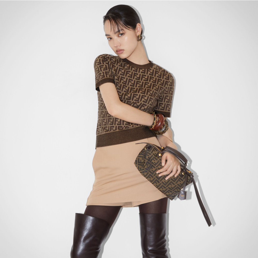 透過模特兒詮釋時髦優雅。