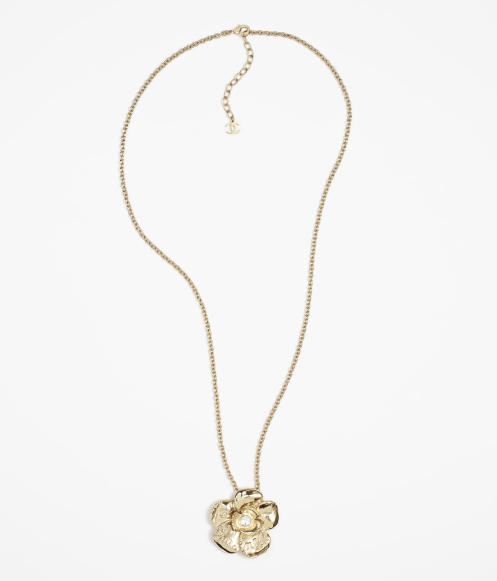 項鍊上綴以山茶花元素。