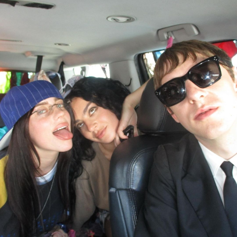 Charli xcx和Billie Eilish合作歌曲《Guess》，就是由The Dare進行混音、製作