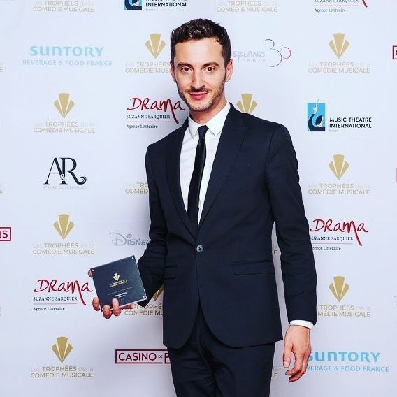 就讀於法國最負盛名的劇院