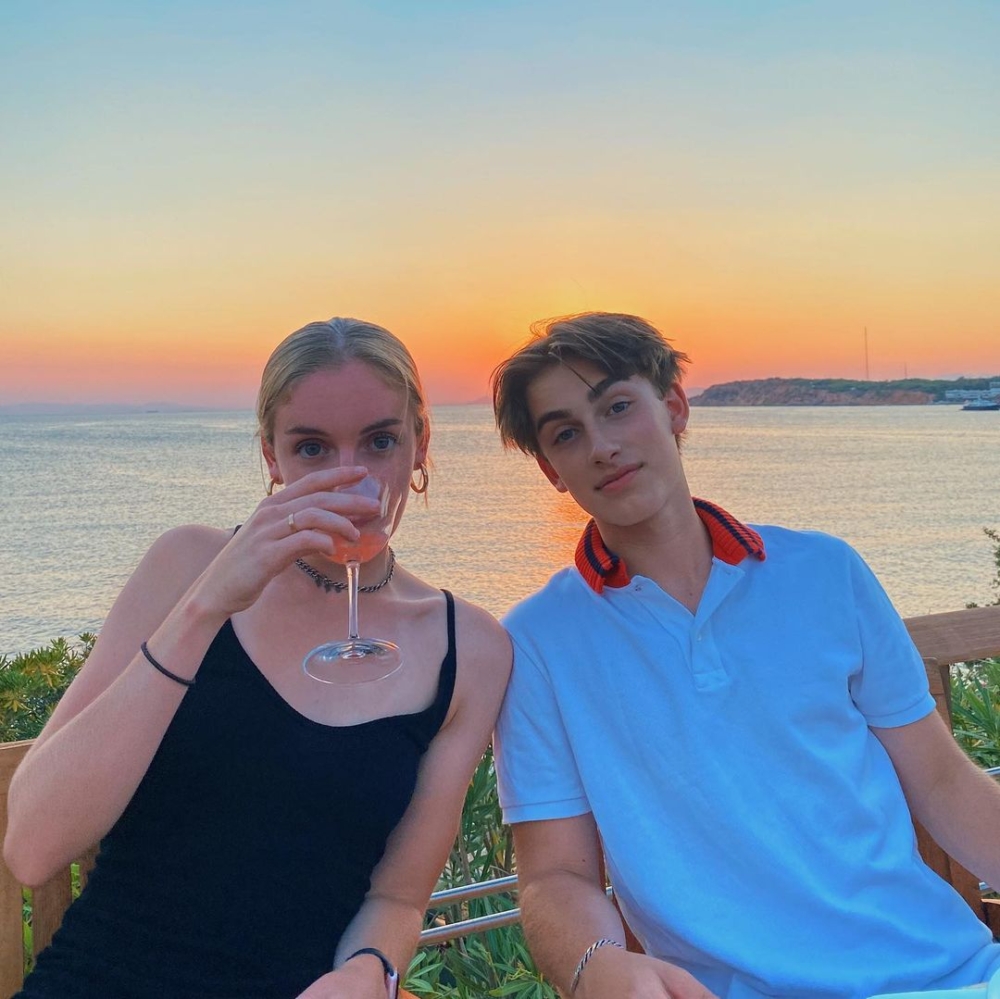 二姐負責幫他做行銷的經紀人工作,同時也會協助一起創作歌曲