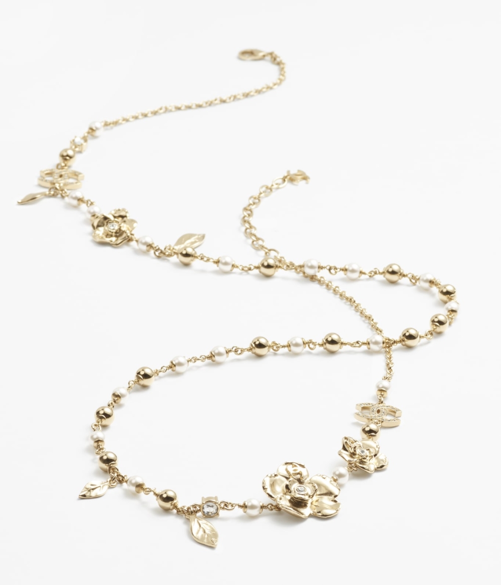 項鍊以金屬、玻璃珍珠和鑽石打造而成。