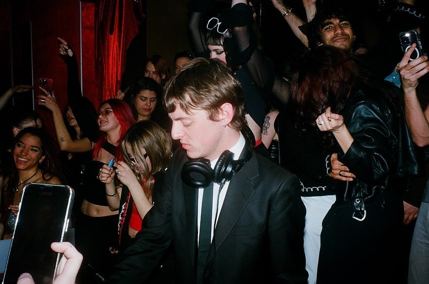 起初他有將這首歌發給幾間唱片公司，但大家都沒什麼興趣