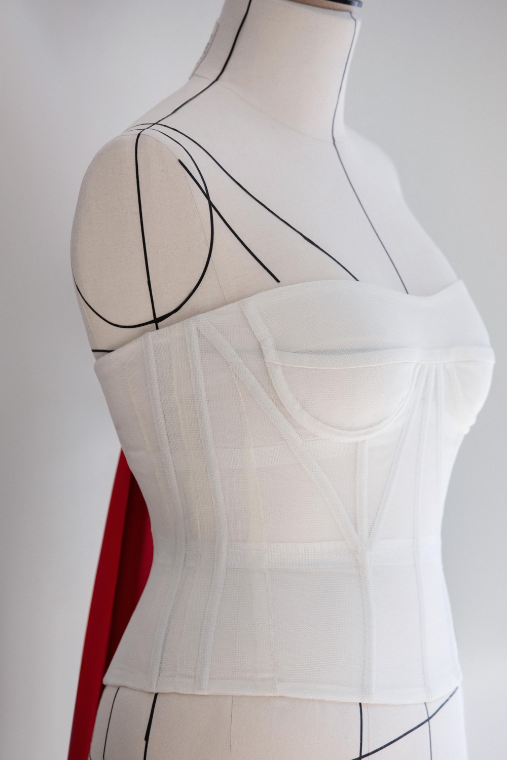 展現了Dior精湛的立體剪裁技巧