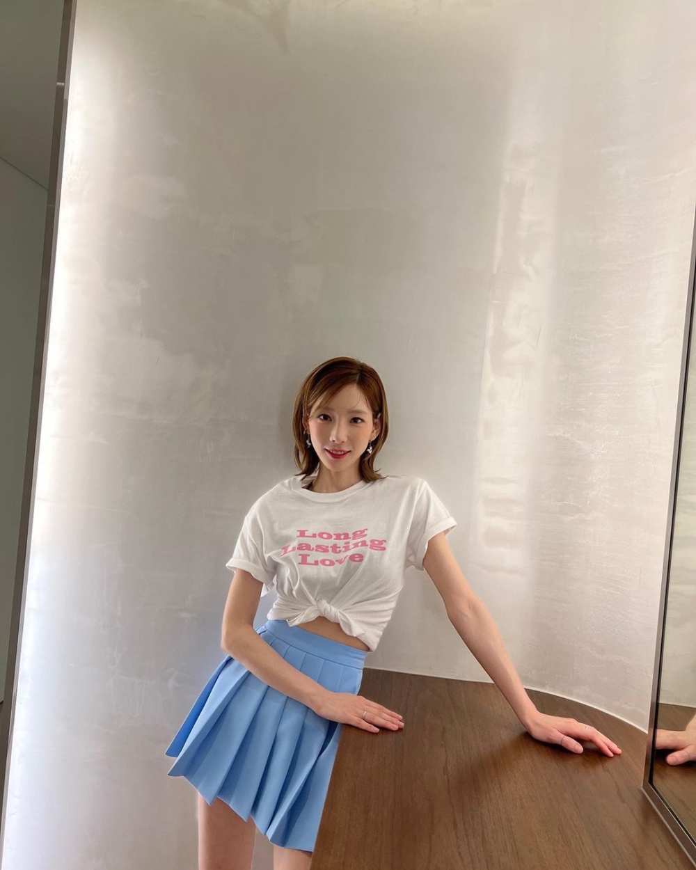 在髮尾的地方用電捲棒或吹風機打造一個往外的C型弧度