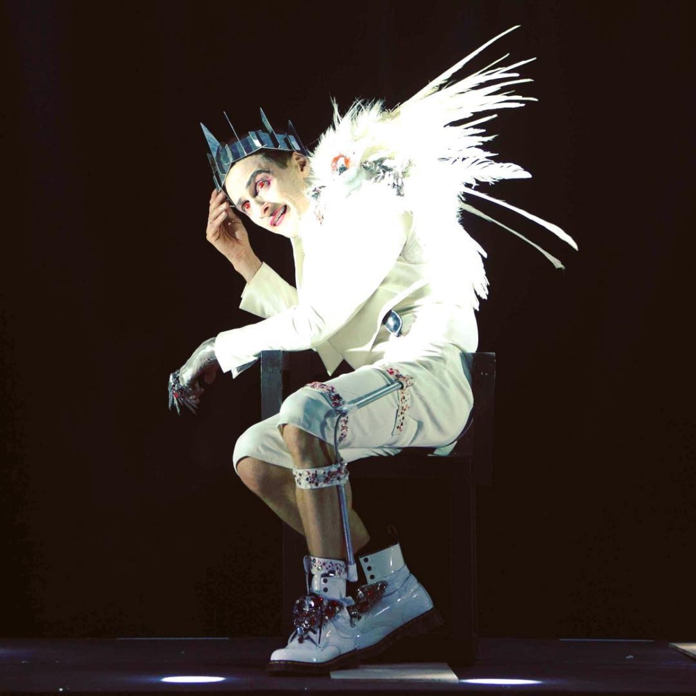 Thomas Jolly在舞台上化身一隻奇異的鳥類