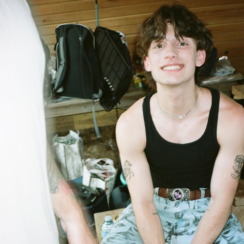 2022年Johnny發行首張完整的專輯《混亂青春》