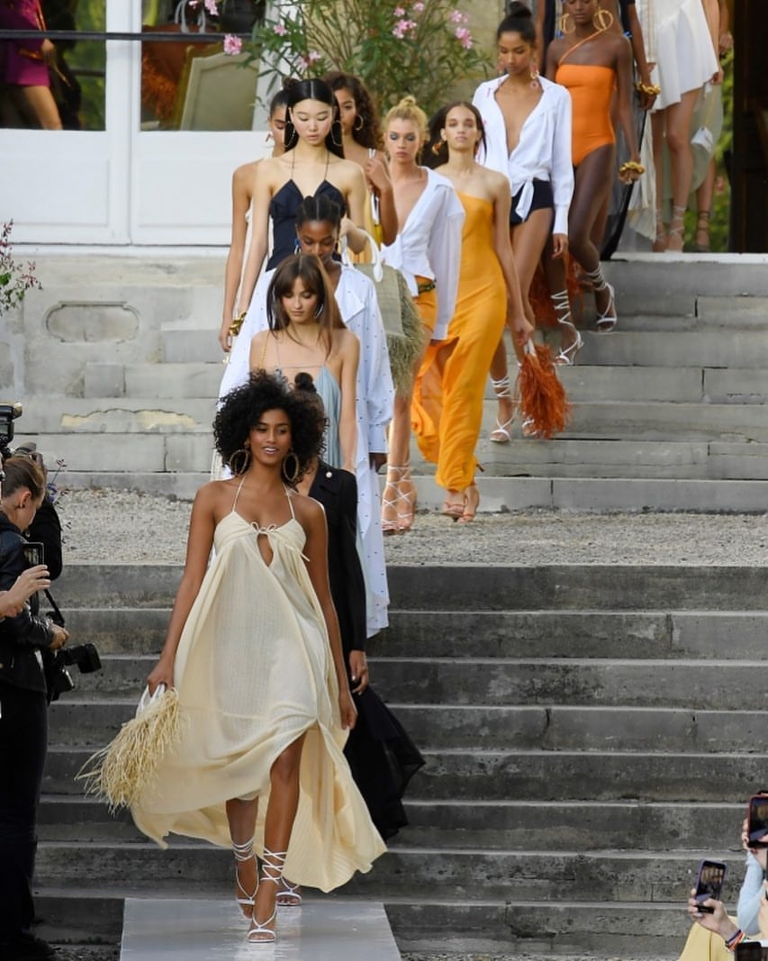 現在大家說到JACQUEMUS,就會很明確地想到南法簡約風格